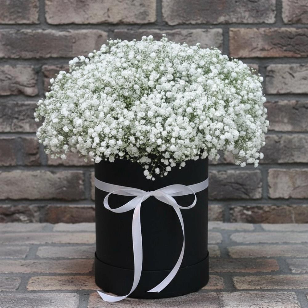 Цветочная композиция из Гипсофила в шляпной коробке в Гремячево