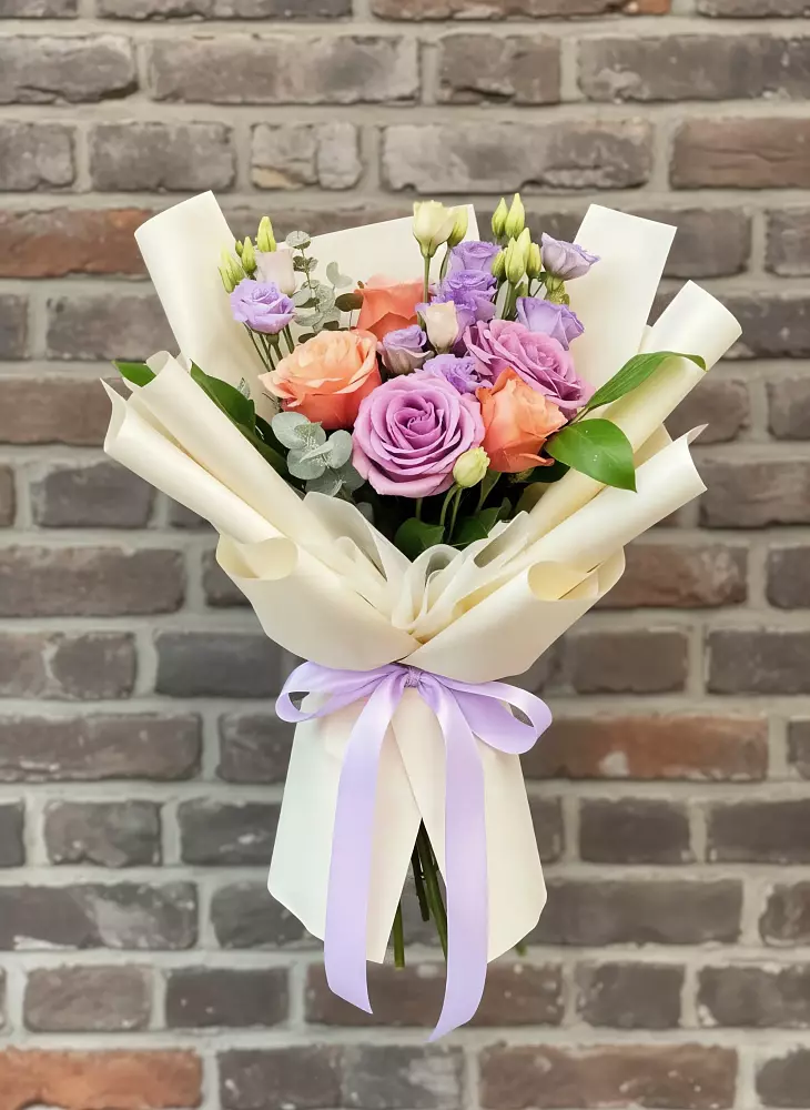 Букет цветов из: Лизиантусы и Розы в Гремячево