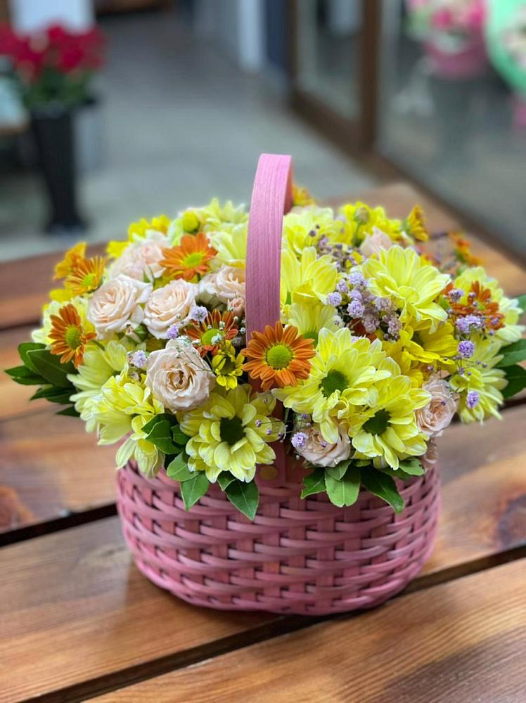 Цветочная композиция из Хризантемы и Розы в корзине в Гремячево