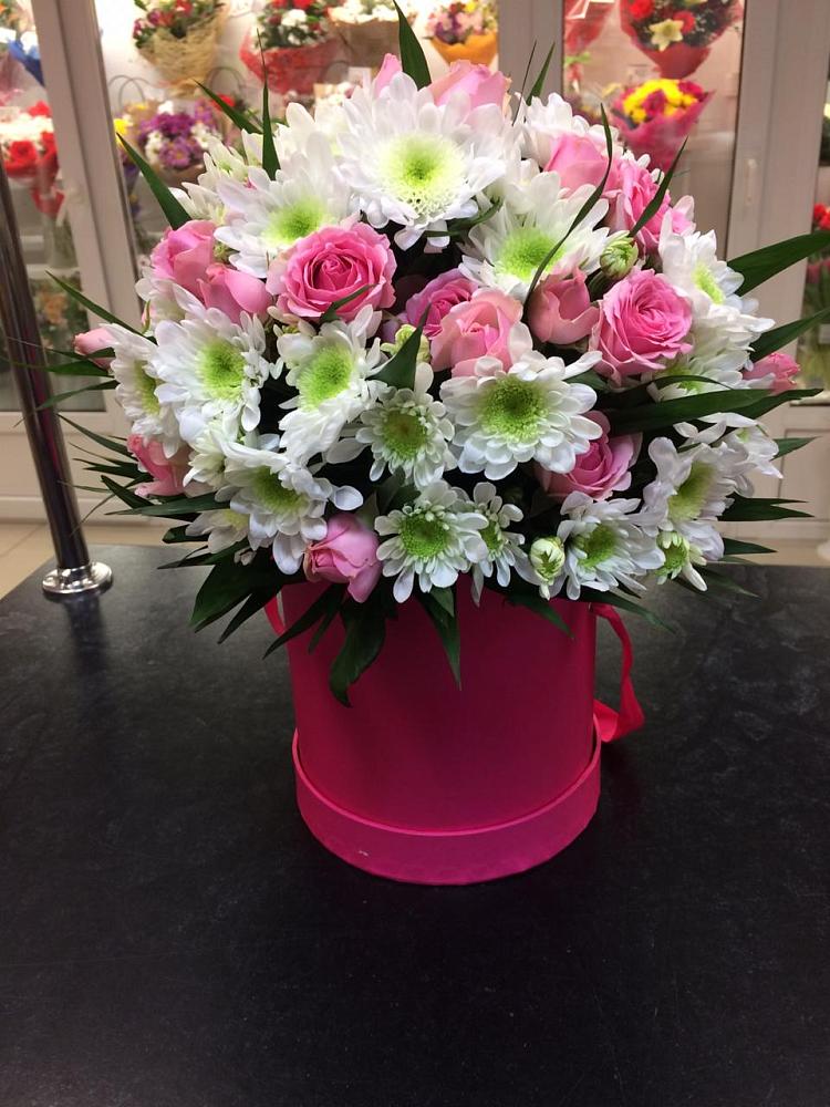 Цветочная композиция из Розы и Хризантемы в шляпной коробке в Гремячево