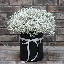 Цветочная композиция из Гипсофила в шляпной коробке в Гремячево