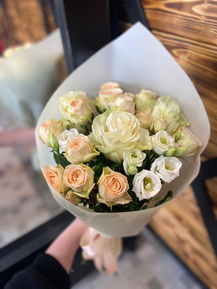 Букет цветов из: Розы и Лизиантусы в Гремячево